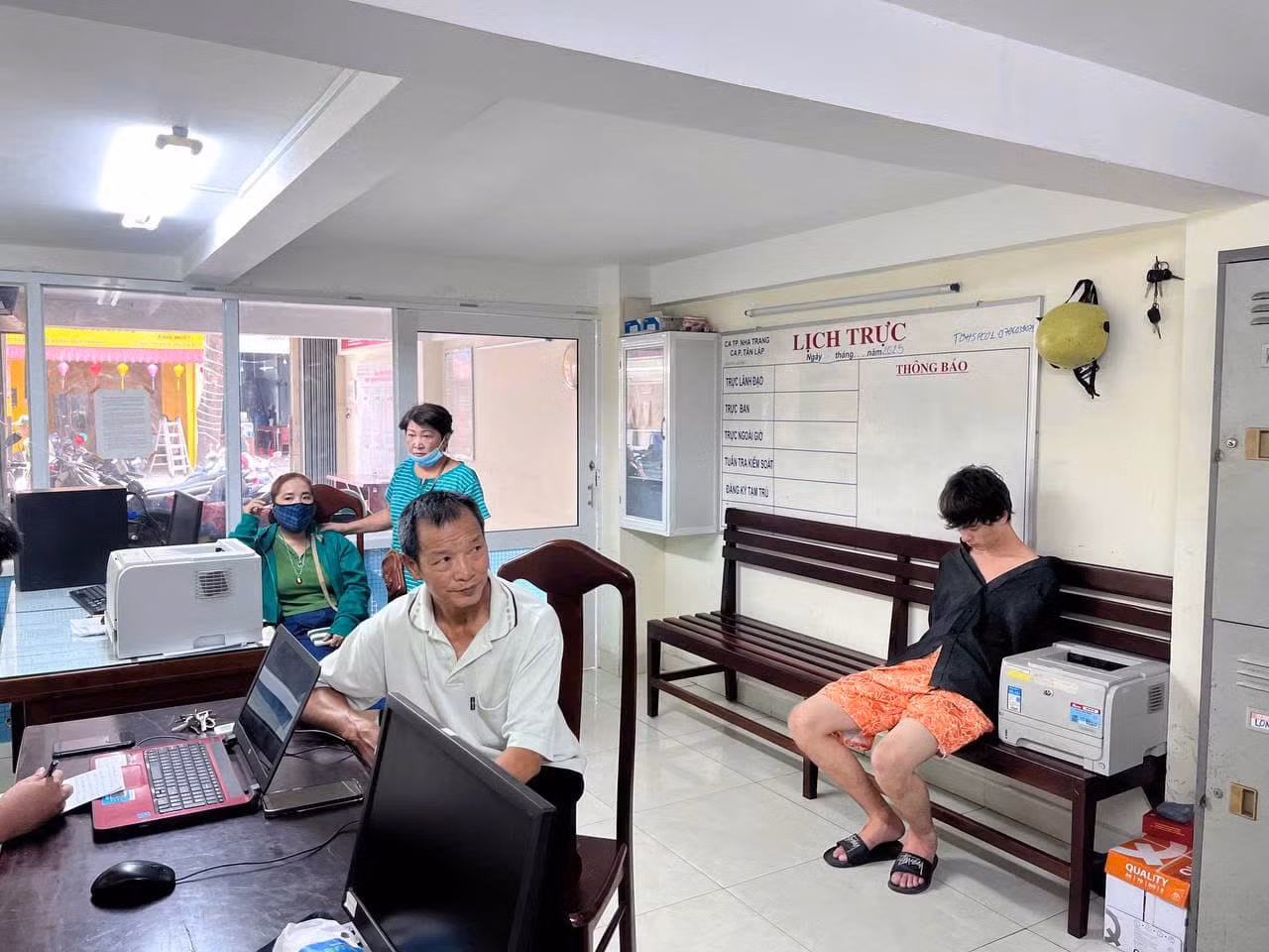 Người đàn ông quốc tịch Nga (áo đen) được đưa về cơ quan Công an làm việc. Ảnh: Công an cung cấp