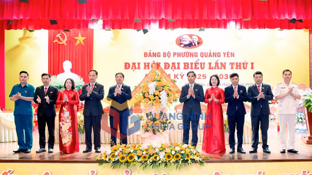2025-08_Đại hội đại biểu Đảng bộ phường Quảng Yên lần thứ I, nhiệm kỳ 2025-2030 - Phó Chủ tịch Thường trực UBND tỉnh Vũ Văn Diện, tặng hoa chúc mừng BCH Đảng bộ, nhiệm kỳ 2025-2030. Ảnh: Hồng Quảng