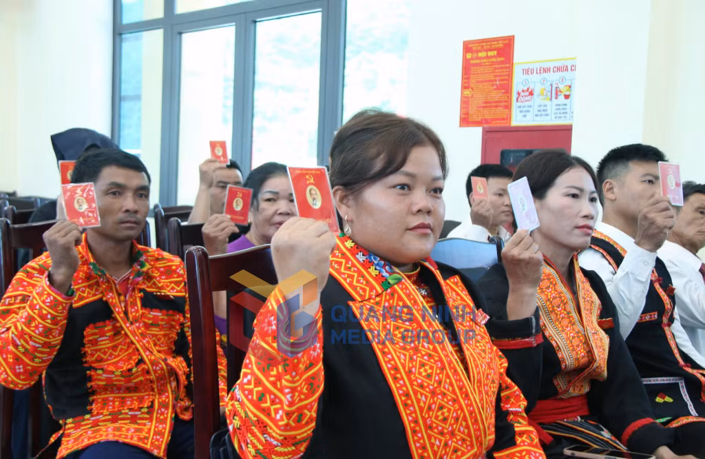 Các đại biểu biểu quyết thông qua nghị quyết đại hội (8-2025). Ảnh: Mạnh Trường
