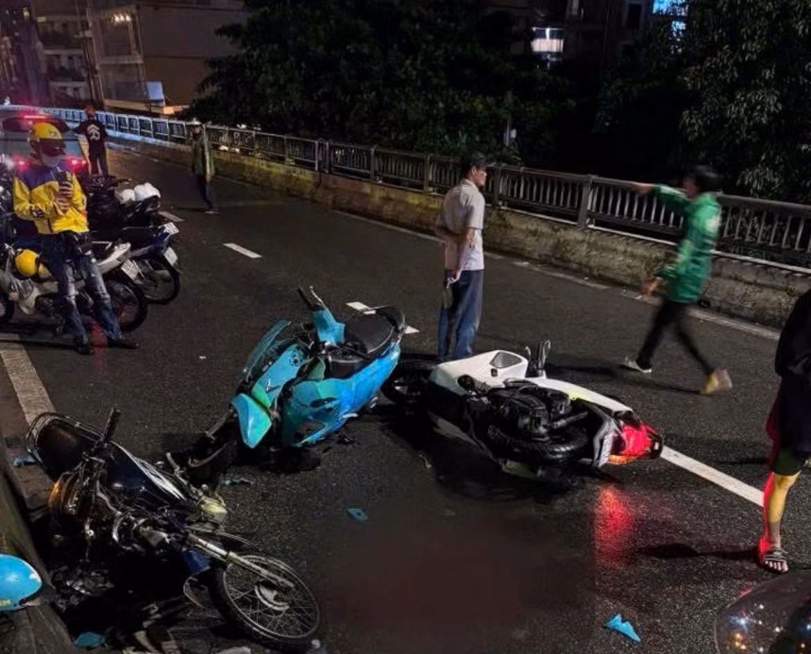 Vụ tai nạn ở cầu vượt Ngã Tư Ga khiến 3 người bị thương. Ảnh: Đông Hoàng