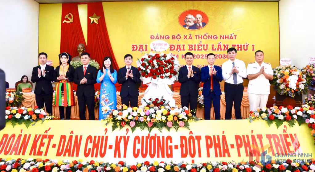 Đồng chí Nguyễn Hồng Dương, Ủy viên Ban Thường vụ, Trưởng Ban Tuyên giáo và Dân vận Tỉnh ủy tặng hoa chúc mừng Đại hội.