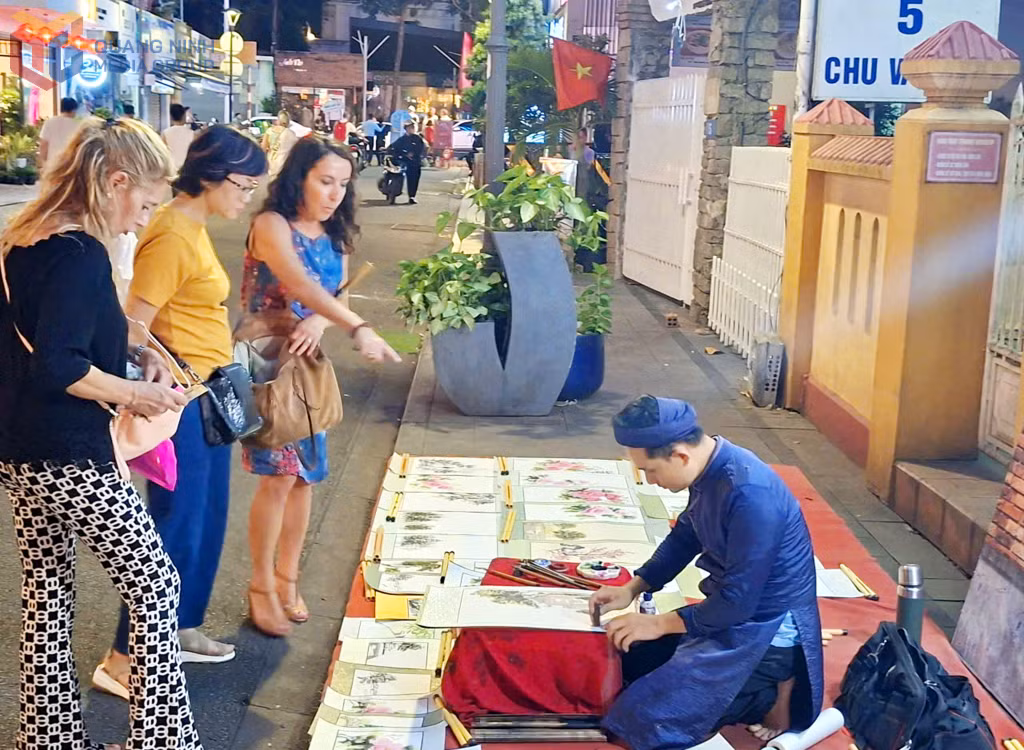 Nghệ thuật thư pháp trên các bức tranh phong cảnh là không gian được du khách quốc tế rất thích thú tìm hiểu và mua về làm quà lưu niệm.