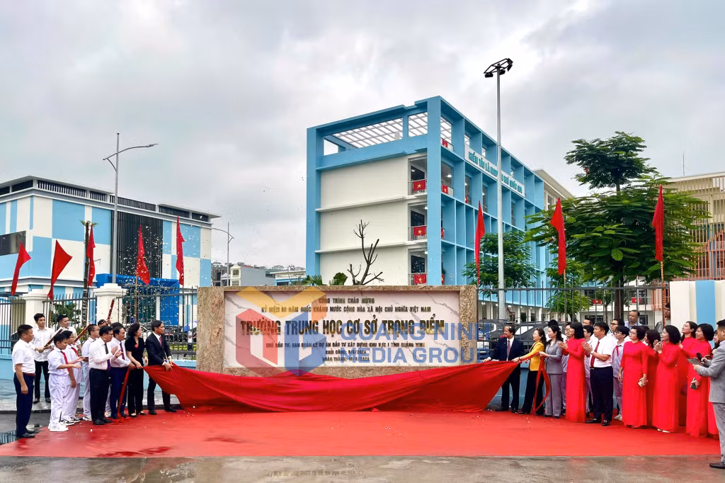 2025-08_Các đại biểu cắt băng khánh thành và gắn biển dự án. Ảnh: Đỗ Phương