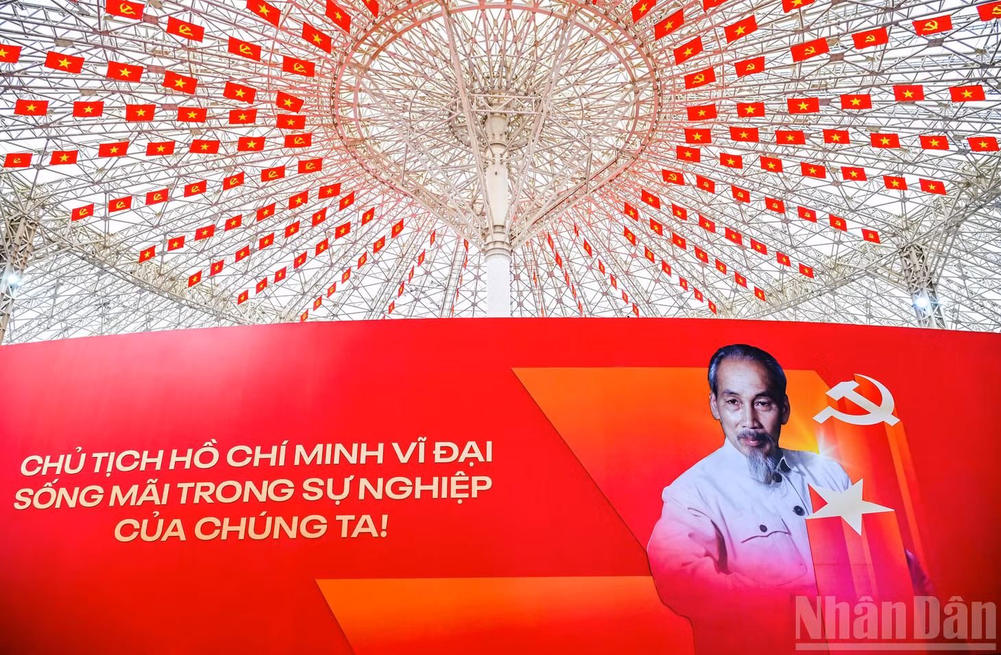 Phía mặt ngoài của triển lãm đã hoàn thành tạo nên một khu cảnh rực rỡ.