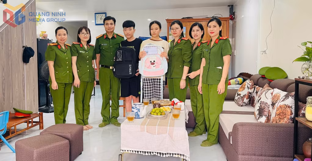 Các bố, mẹ đỡ đầu Trại tạm giam Công an tỉnh thới thăm các con Nguyễn Lê Vân Khánh và Nguyễn Văn Minh sinh ở phường Yên Tử.