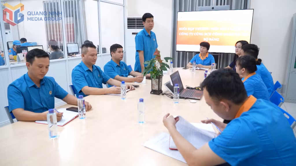 Họp Chi bộ Công ty TNHH Khoa học kỹ thuật Ngân Long.
