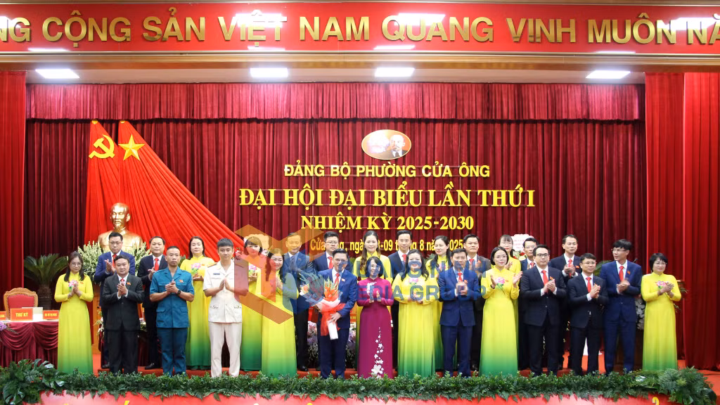 Đồng chí Trịnh Thị Minh Thanh, Phó Bí thư Thường trực Tỉnh ủy, Chủ tịch HĐND tỉnh, tặng hoa chúc mừng Ban Chấp hành Đảng bộ phường Cửa Ông lần thứ I, nhiệm kỳ 2025-2030 (8-2025). Ảnh: Mạnh Trường