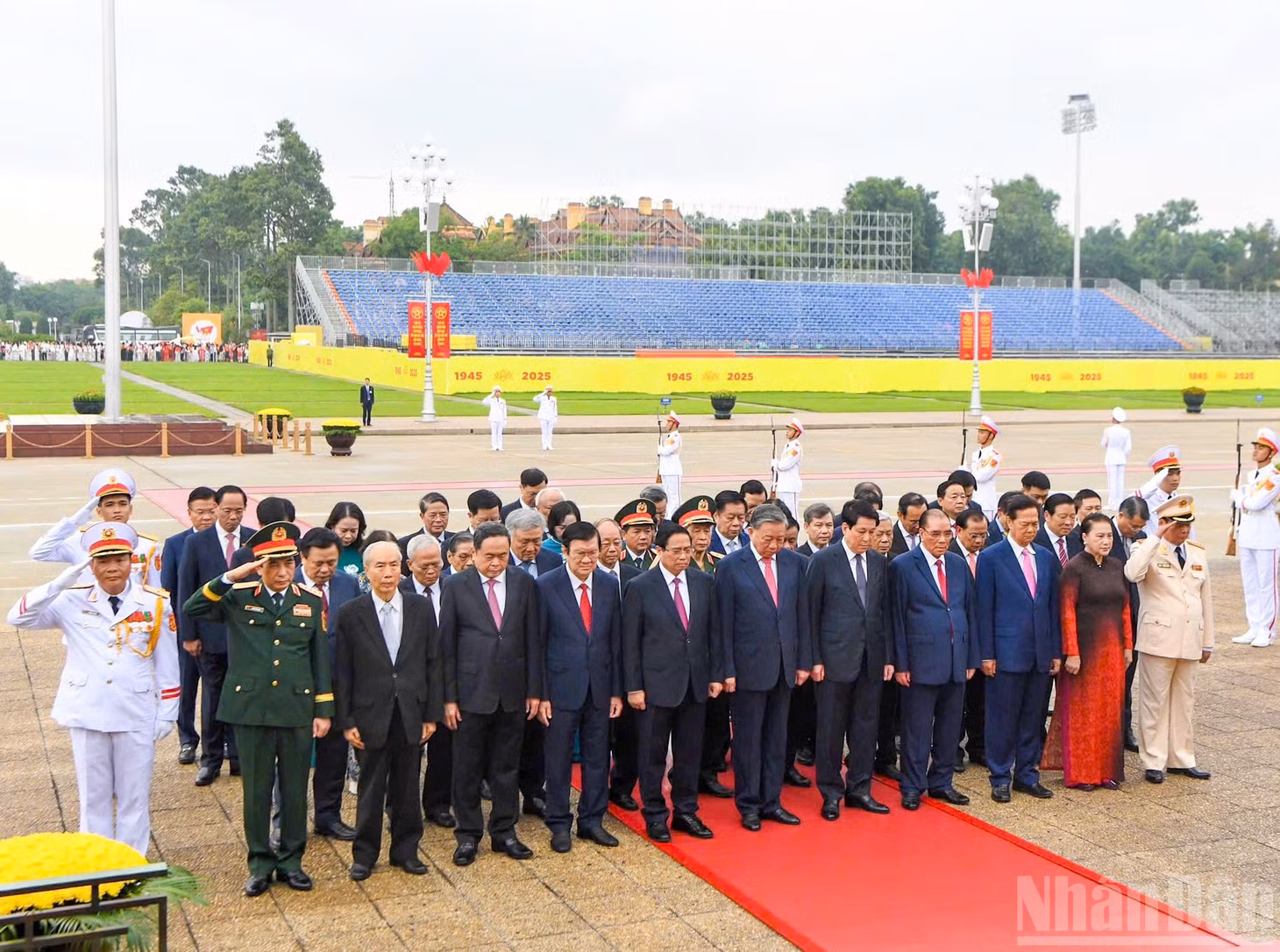 Các đồng chí lãnh đạo, nguyên lãnh đạo Đảng, Nhà nước thành kính tưởng nhớ Chủ tịch Hồ Chí Minh.