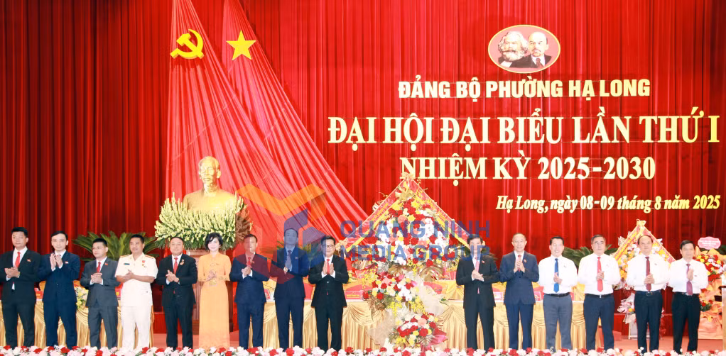 Đồng chí Vũ Quyết Tiến, Phó Bí thư Tỉnh uỷ tặng hoa chúc mừng đại hội (8-2025). Ảnh: Đỗ Giang
