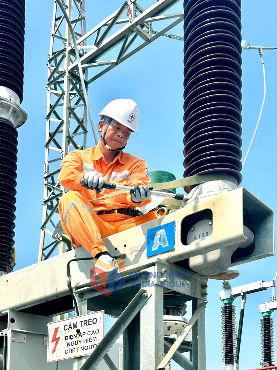 Thợ điện Xí nghiệp Dịch vụ Điện lực Quảng Ninh bảo trì Trạm biến áp (8-2025). Ảnh: Hoàng Nga