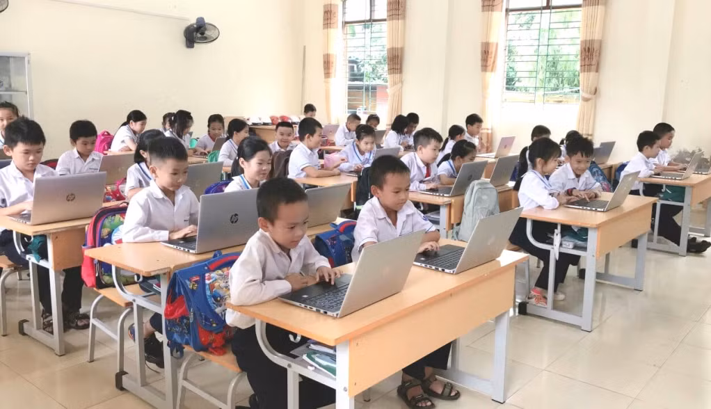 Hàng chục ngàn bộ máy tính mới được Quỹ Thiện Tâm trao tặng cho các em học sinh vùng sâu, vùng xa để ươm mầm tri thức và trao cơ hội tiếp cận công nghệ thông tin trong thời đại số.