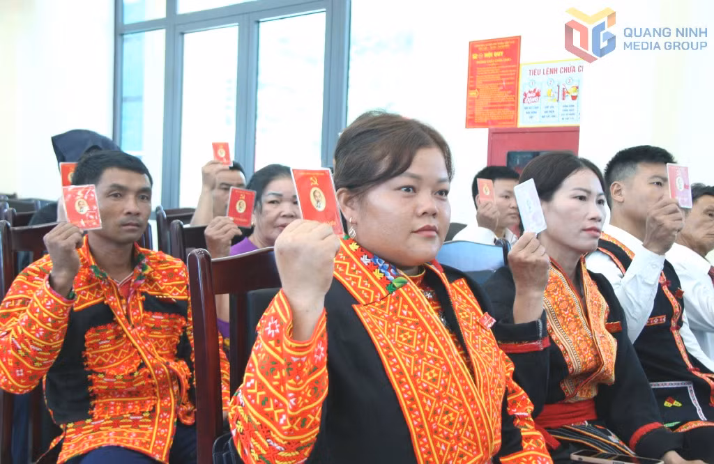 Các đại biểu biểu quyết thông qua nghị quyết Đại hội.