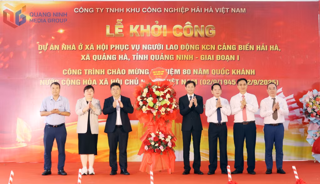 Đại diện lãnh đạo sở, ngành của tỉnh tặng hoa chúc mừng lễ khởi công Dự án nhà ở xã hội phục vụ người lao động KCN Cảng biển Hải Hà, xã Quảng Hà, tỉnh Quảng Ninh - Giai đoạn 1.