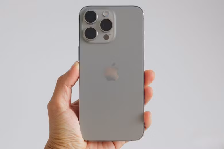 Nhờ sự tối ưu phần mềm nên iPhone 15 Pro Max cho thời lượng sử dụng cả ngày.
