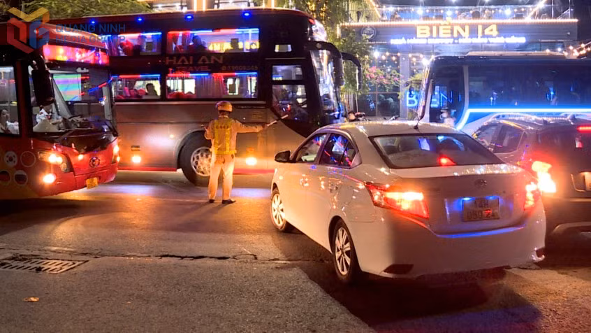 Mật độ giao thông tăng đột biến tại khu du lịch Bãi Cháy vào những ngày cuối tuần. Ảnh: Hồng Việt
