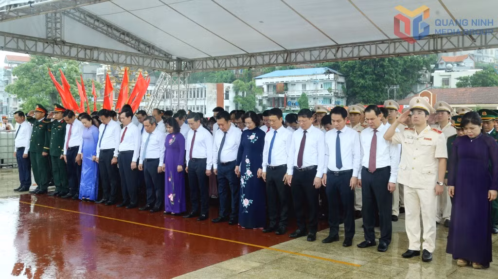Các đại biểu dành một phút mặc niệm, tưởng nhớ công ơn các Anh hùng, liệt sĩ đã cống hiến, hi sinh vì độc lập, tự do của Tổ quốc, vì hạnh phúc của nhân dân.
