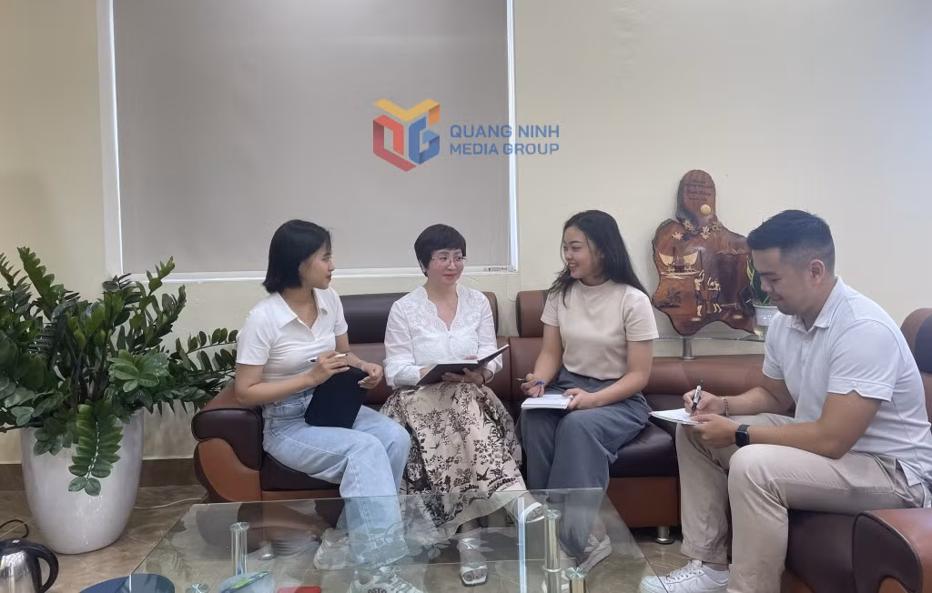 TS Nguyễn Thị Hằng (thứ 2, trái sang) là cán bộ được thu hút về làm việc tại Trường Đại học Hạ Long. Ảnh: Lan Anh