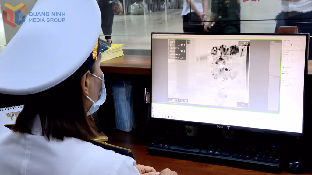 Lực lượng kiểm dịch y tế quốc tế theo dõi thân nhiệt người nhập cảnh tại Cửa khẩu quốc tế Móng Cái.