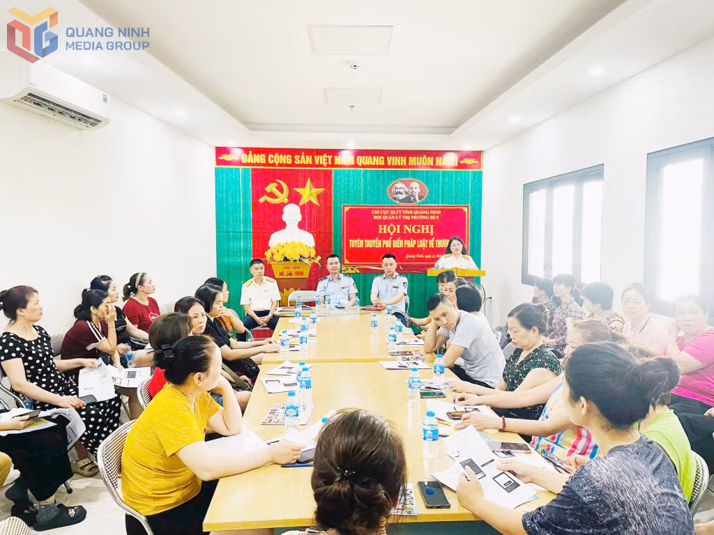 Cán bộ QLTT và Ngành thuế phối hợp tuyên truyền, phổ biến chính sách thuế cho các hộ kinh doanh trên địa bàn.