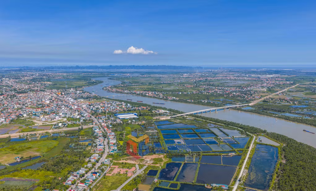 Toàn cảnh đảo Hà Nam nhìn từ trên cao, hiện lên như một dải lụa xanh giữa lòng sông Bạch Đằng, bao quanh là thiên nhiên trù phú và thanh bình.