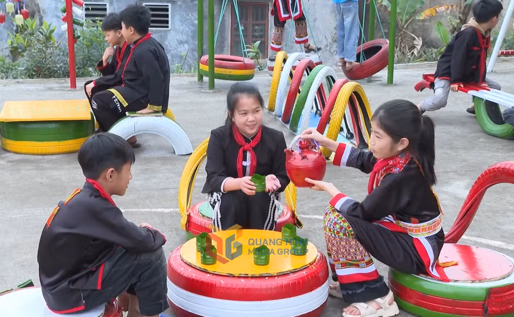 Trẻ em ở bản Tài Lý Sáy (xã Quảng Tân) thích thú với bộ ấm chén làm từ vật liệu tái chế.