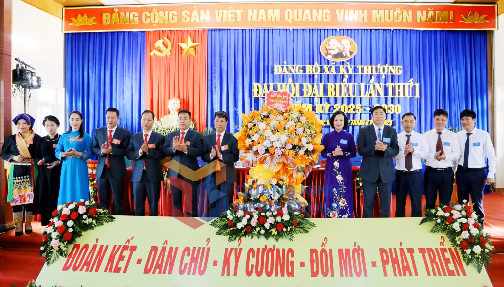 Đồng chí Bùi Thúy Phượng, Trưởng Ban Tổ chức Tỉnh ủy, tặng hoa chúc mừng đại hội (8-2025). Ảnh: Nguyễn Thanh