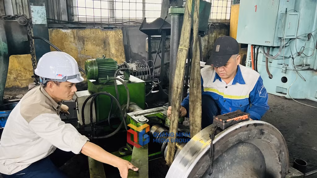 Bộ dưỡng tháo lắp vòng bi cặp trục bánh xe 30 tấn do anh Mai Văn Quyền (bên trái) chế tạo được đưa vào sử dụng. Ảnh: Thanh Hằng