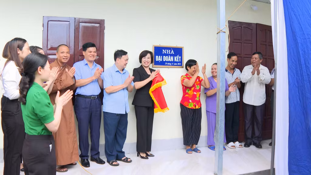 Khánh thành nhà ở cho hộ gia đình bà 