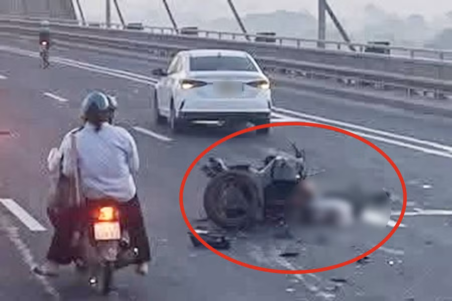 Một nam giới tử vong cạnh xe môtô trên cầu Nhật Tân. Ảnh: Đào Tuấn