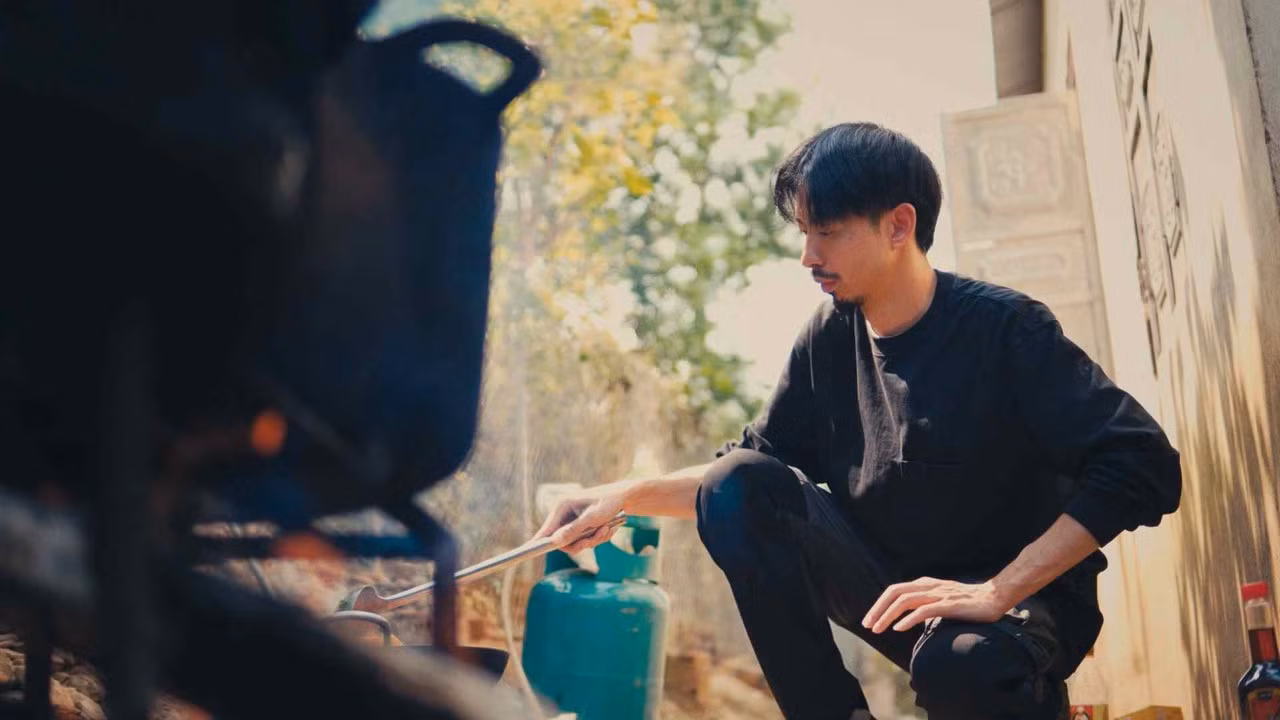 Rapper Đen Vâu góp phần giúp dự án Nuôi em lan tỏa trên mạng xã hội. Ảnh: MV Nấu ăn cho em