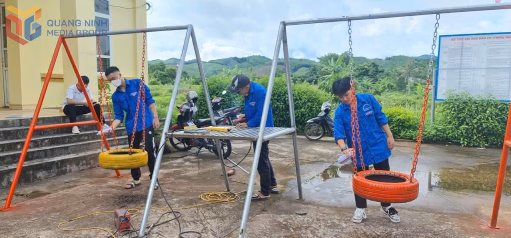 ĐVTN xã Điền Xá xây dựng sân chơi cho thiếu nhi.