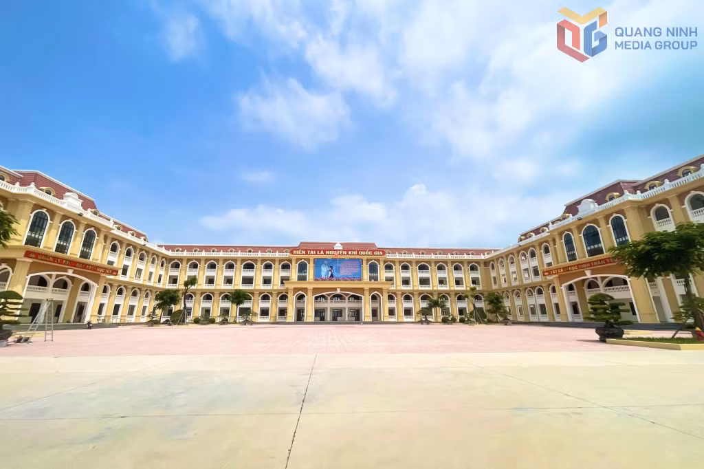 Trường THCS Quảng Hà có tổng diện tích xây dựng lớn, bao gồm nhiều hạng mục chính: Nhà học lý thuyết 4 tầng, với 30 phòng học hiện đại, được trang bị đầy đủ thiết bị dạy học; 2 khối nhà học bộ môn, mỗi khối 4 tầng, phục vụ các môn học chuyên biệt như Tin học, Ngoại ngữ, Khoa học tự nhiên, Âm nhạc, Mỹ thuật...
