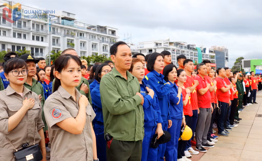 Cùng nhau hát vang Quốc ca được tường thuật trực tiếp từ thủ đô Hà Nội.