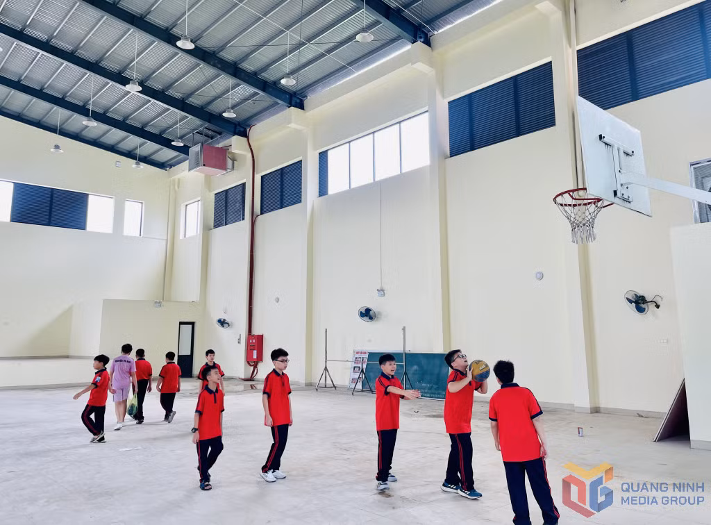 Sân bóng đá, nhà đa năng... sẽ giúp cho các em phát triển toàn diện về mặt thể chất.