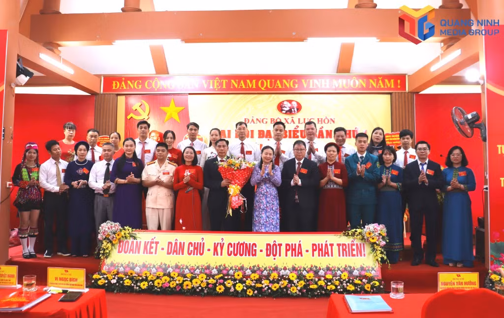 Đồng chí Vi Ngọc Bích, Ủy viên BTV Tỉnh ủy, Phó Chủ tịch Thường trực HĐND tỉnh tặng hoa chúc mừng Ban Chấp hành Đảng bộ xã Lục Hồn, nhiệm kỳ 2025-2030.