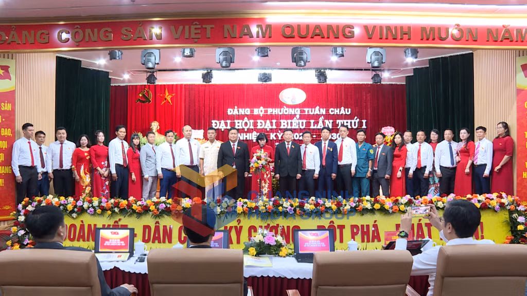 Ban Chấp hành Đảng bộ phường Tuần Châu, nhiệm kỳ 2025 - 2030 ra mắt đại hội, quyết tâm xây dựng phường phát triển năng động, văn minh, hiện đại, hạnh phúc, cùng tỉnh Quảng Ninh tự tin, vững vàng, tiến mạnh trong kỷ nguyên phát triển mới (7-2025). Ảnh: Đỗ Hùng