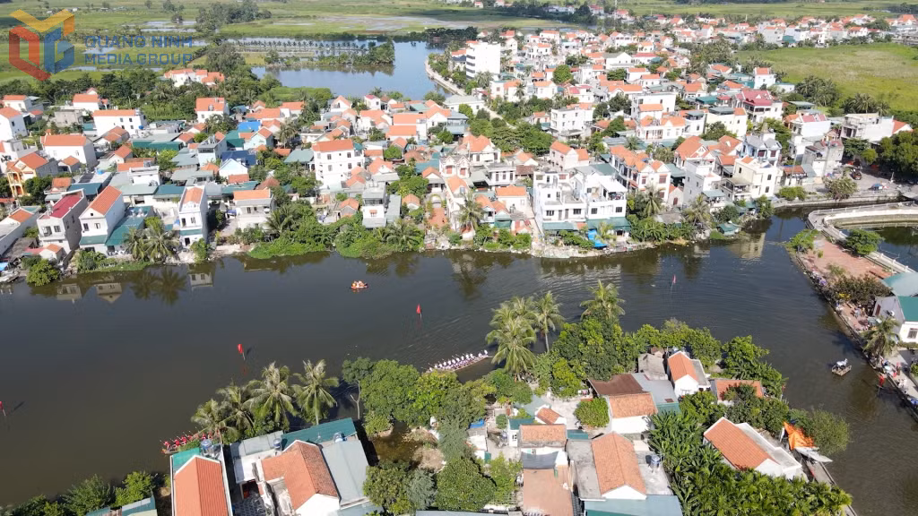 Đời sống người dân Phong Cốc ngày càng được nâng cao nhưng vẫn giữ được những nét đặc trưng của văn hóa làng đảo.