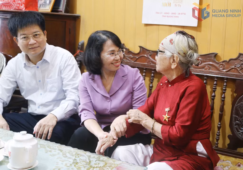 Đồng chí Trịnh Thị Minh Thanh, Phó Bí thư Thường trực Tỉnh ủy, Chủ tịch HĐND tỉnh, thăm hỏi, động viên Mẹ Việt Nam Anh hùng Nguyễn Thị Phưởng tại phường Đông Triều, ngày 25/8.