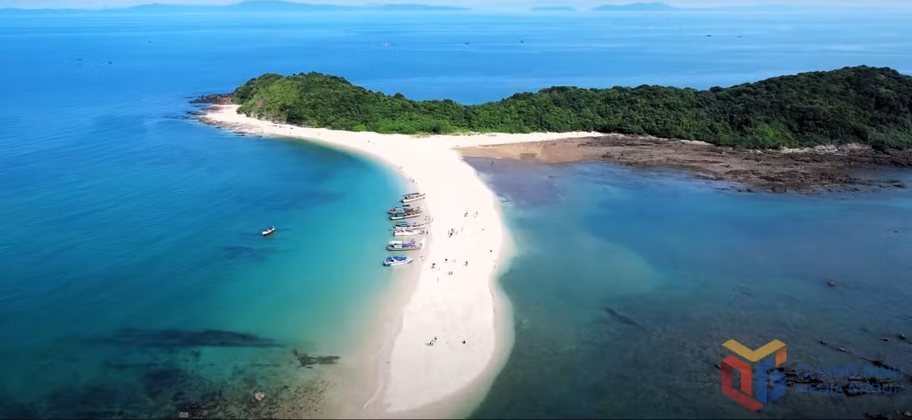 Mùa thu, biển Cô Tô xanh ngắt, hấp dẫn du khách.