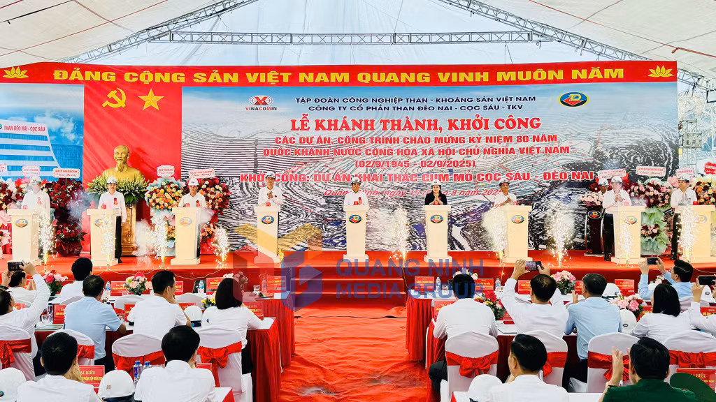Các đại biểu thực hiện nghi thức bấm nút khởi công Dự án khai thác cụm mỏ Cọc Sáu - Đèo Nai (8-2025). Ảnh: Mạnh Trường