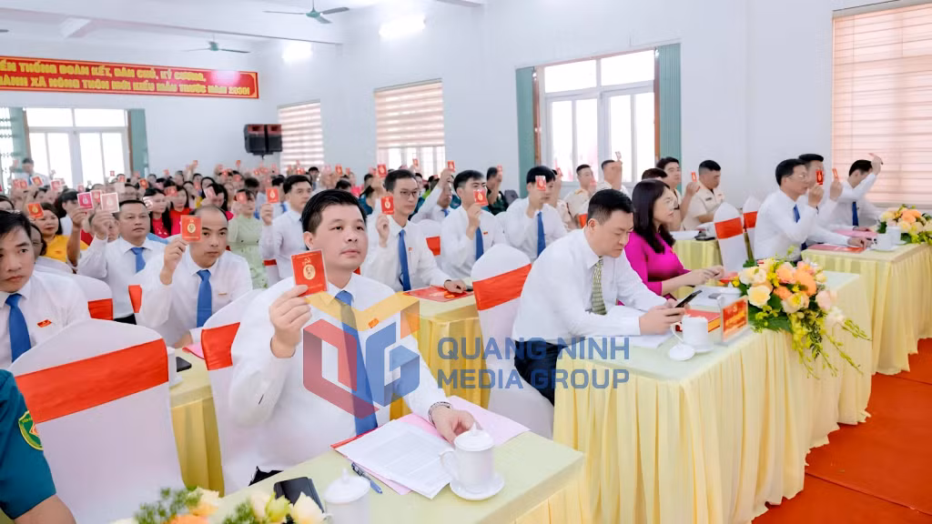 Với phương châm “Đoàn kết - Dân chủ - Kỷ cương - Đột phá - Phát triển”, các đại biểu biểu quyết thông qua các nội dung tại Đại hội (8-2025). Ảnh: Hữu Việt