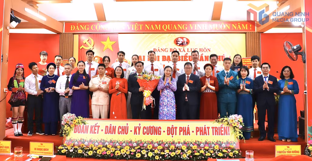 Đồng chí Vi Ngọc Bích, Ủy viên Ban Thường vụ Tỉnh ủy, Phó Chủ tịch Thường trực HĐND tỉnh tặng hoa chúc mừng Ban Chấp hành Đảng bộ xã Lục Hồn, nhiệm kỳ 2025-2030.