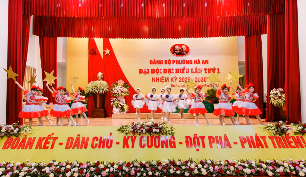Các tiết mục văn nghệ đặc sắc tại Đại hội Đảng bộ phường Hà An, nhiệm kỳ 2025-2030. Ảnh Thùy Dương - CTV