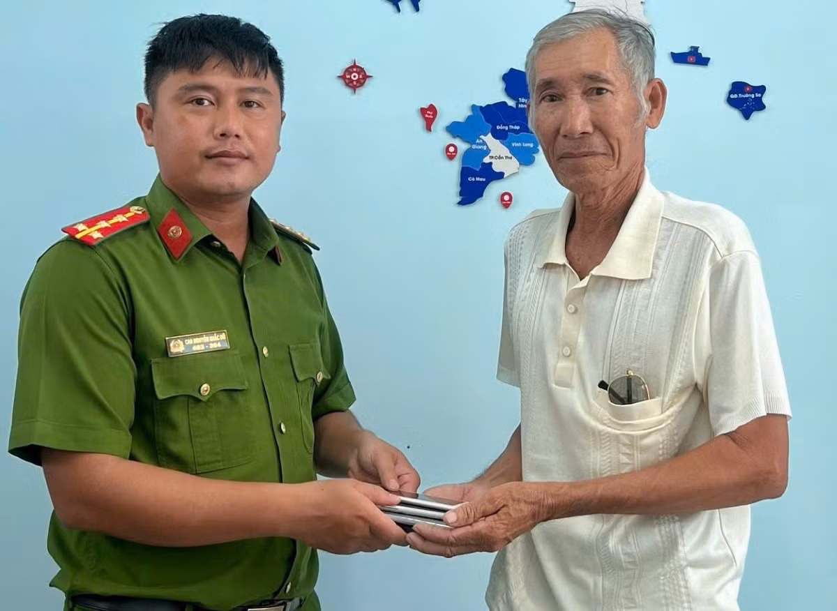 Cụ ông vui mừng khi công an phá án nhanh và trao lại các điện thoại bị trộm. Ảnh: Công an