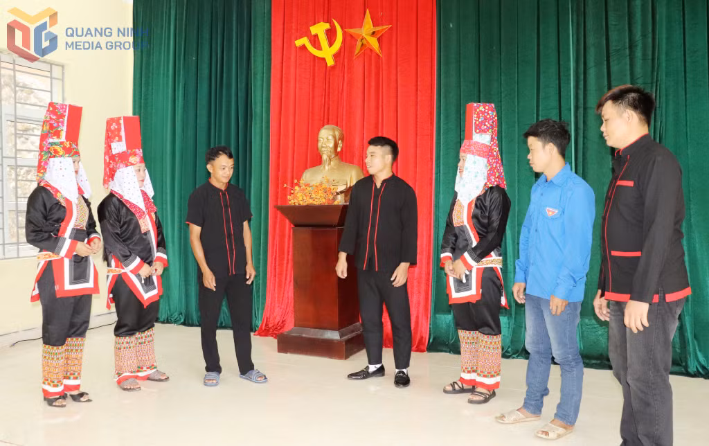 Bí thư Chi bộ thôn Phiêng Sáp, xã Lục Hồn trao đổi cùng cán bộ, đảng viên trong chi bộ.