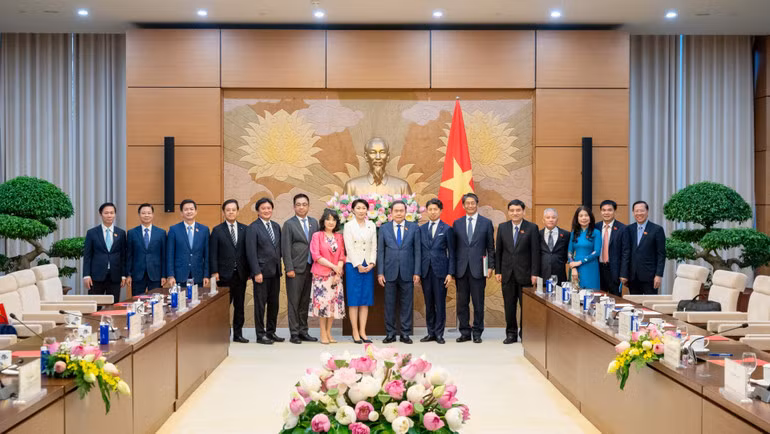 Chủ tịch Quốc hội Trần Thanh Mẫn và bà Obuchi Yuko, Hạ nghị sĩ, Chủ tịch Liên minh Nghị sĩ hữu nghị Nhật Bản-Việt Nam chụp ảnh lưu niệm với đại biểu hai nước. (Ảnh: Duy Linh)