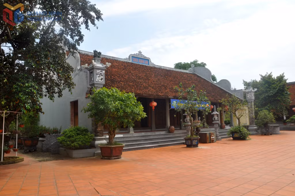 Chùa Xuân Lan được trùng tu lại với thiết kế truyền thống, gần gũi với thiên nhiên.