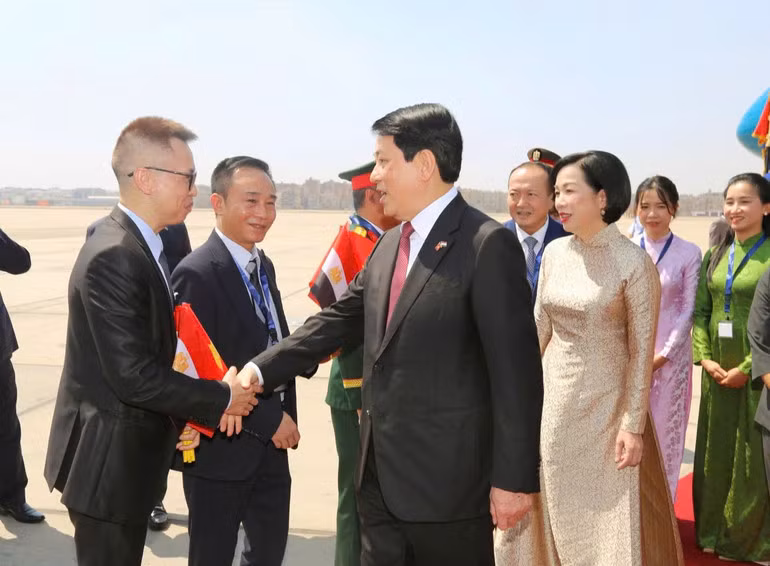 Chủ tịch nước Lương Cường đến Cairo, bắt đầu chuyến thăm cấp Nhà nước Cộng hòa Arab Ai Cập. (Ảnh: Xuân Kỳ)