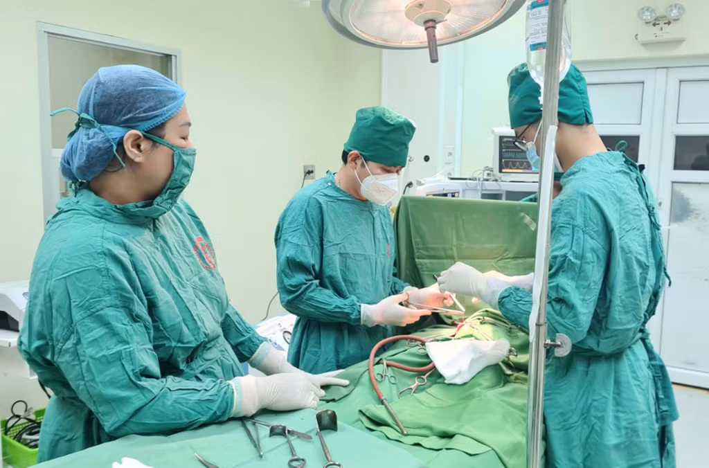 Các bác sĩ Bệnh viện Việt Nam - Thụy Điển Uông Bí phẫu thuật cho bệnh nhi bị tai nạn giao thông.