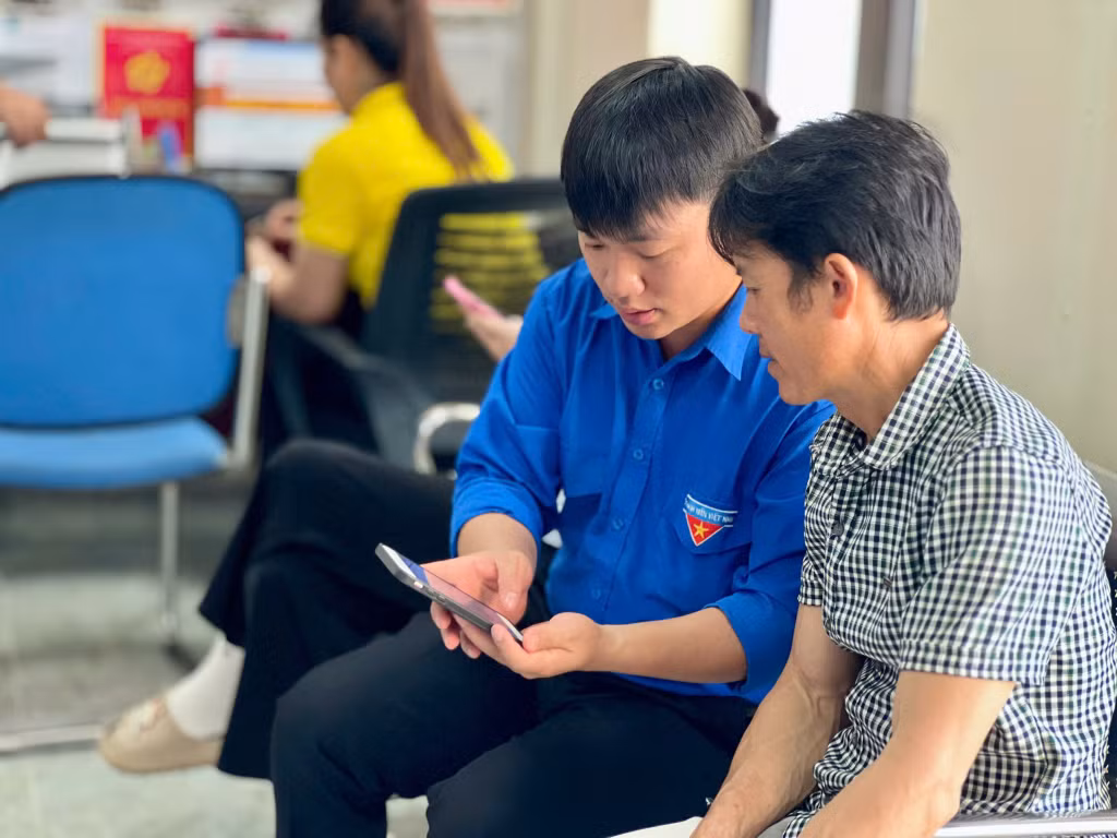 Thanh niên hỗ trợ người dân thực hiện thủ tục hành chính công.